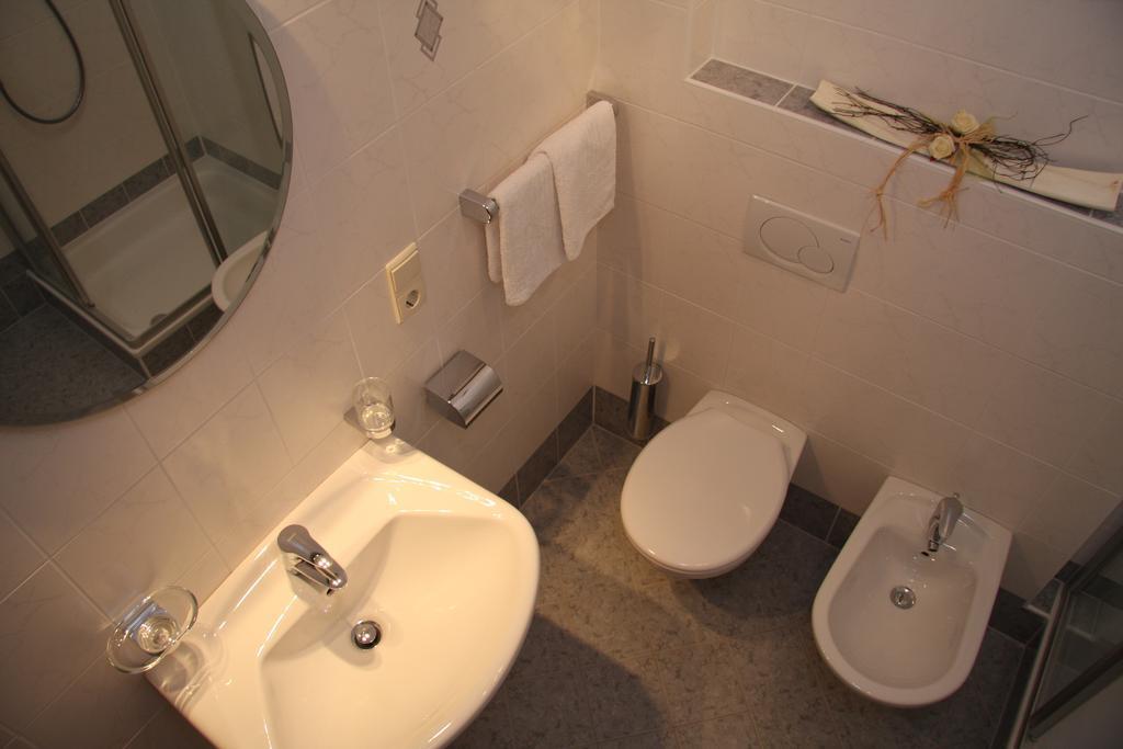 Steinerhof Apartment Dobbiaco Phòng bức ảnh